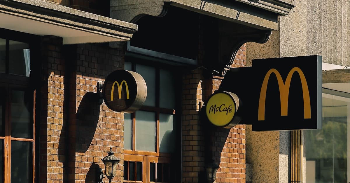 Ranked bar chart showing the top 15 fast food chains in the US by number of locations in 2026