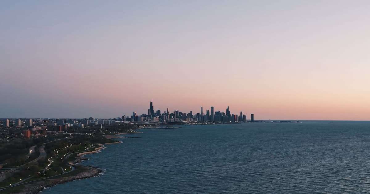 Data comparison chart showing Illinois vs Florida across taxes, population growth, cost of living, and economic indicators