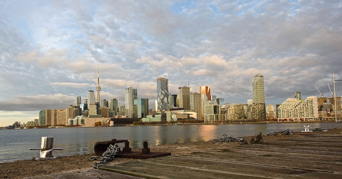 Data comparison chart showing Canada vs United Kingdom across key metrics including GDP, healthcare, and education