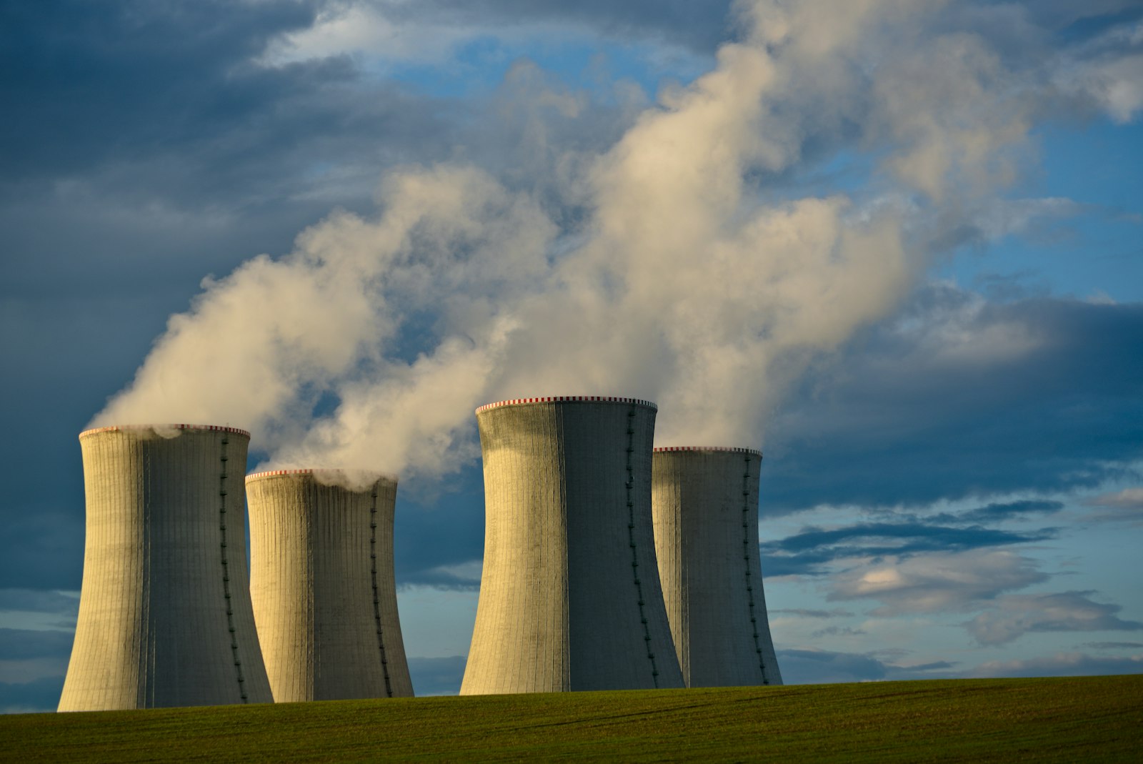 Cooling towers of a US nuclear power plant against a clear sky
