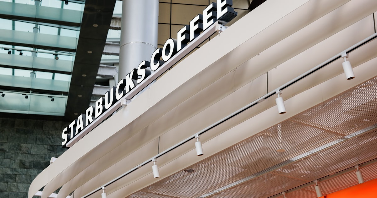 Comparison chart showing Starbucks versus Dunkin' locations and revenue across the United States